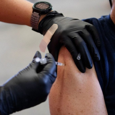 Επικαιροποιημένα εμβόλια: Τι ισχύει για όσους νόσησαν, όσους έκαναν τέταρτη δόση και ανεμβολίαστους