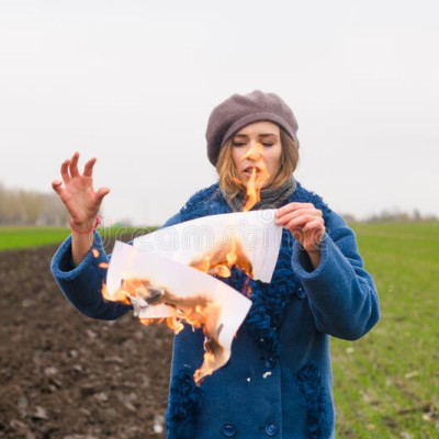 Γιατί τους ανθρώπους που έχουμε περάσει πολλά στη ζωή μας, μας θεωρούν καμμένο χαρτί;