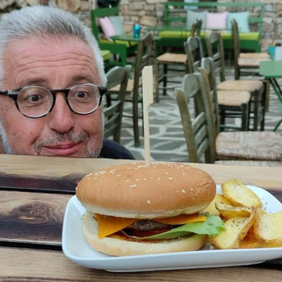 Στάθης Παναγιωτόπουλος: Μόνο ο ίδιος και η σύζυγός του στο μαγαζί του στην Αλόννησο – Δεν πατάει ψυχή (ΦΩΤΟ)