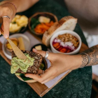 Πρωινό βιασύνης; Tips για να αποφύγετε τις διατροφικές «παγίδες»