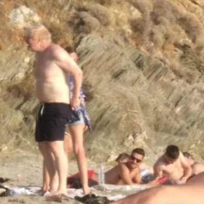 Μπόρις Τζόνσον: Ξέγνοιαστος κάνει διακοπές στην Κάρυστο – Τον κράζουν τα βρετανικά μέσα