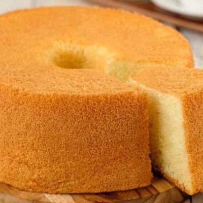 Το κέικ της… τεμπέλας: Με μόνο 2 κινήσεις και 3 υλικά από το ντουλάπι, για να φτιάξετε ένα γλυκάκι στα γρήγορα