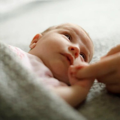 Η Ειρήνη και ο Χρήστος έγιναν ανάδοχοι γονείς μιας υπέροχης μπέμπας που την εγκατέλειψε η μαμά της