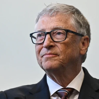 Μπιλ Γκέιτς: «Έχετε γυμνές εικόνες σας στο κινητό;» – Σάλος με τις ερωτήσεις σε υποψήφιες γραμματείς του