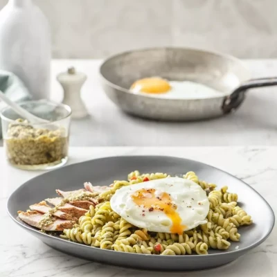 Βίδες με πέστο, απάκι και τηγανητό αυγό