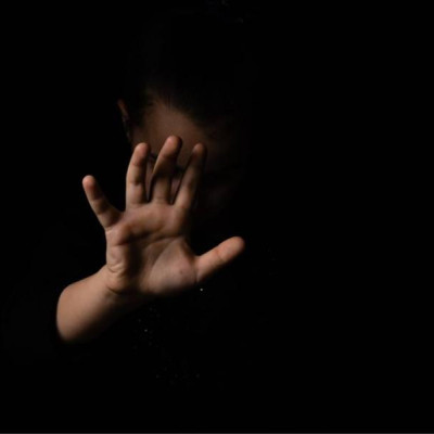 «Άντρας» χτύπησε τη φοιτήτρια σύζυγό του στο κεφάλι επειδή πίστευε ότι έχει σχέση με καθηγητή της