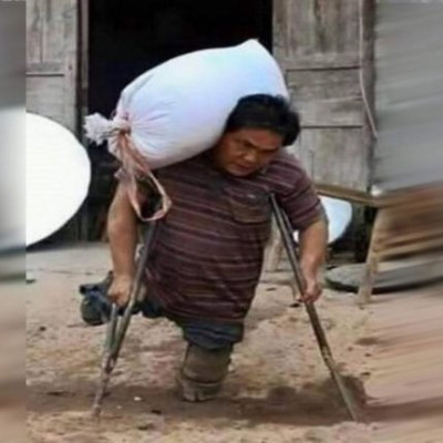 Δεν Έχει Πόδια Αλλά Καθημερινά Μεταφέρει Ασήκωτα Σακιά Για Να Ταΐσει Τα Παιδιά Του.!!!