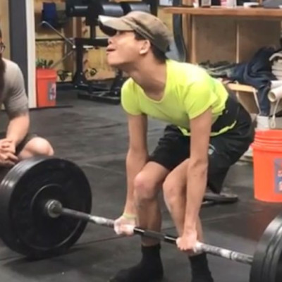 Νεαρός με εγκεφαλική παράλυση κάνει deadlift- Έγινε ο ήρωας του Σβαρτσενέγκερ!