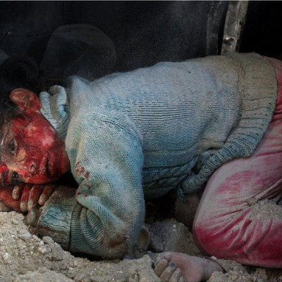 Συγκλονιστική φωτογραφία από την Συρία: Κoριτσάκι περιμένει να σωθεί δίπλα στη νεκρή αδερφούλα του