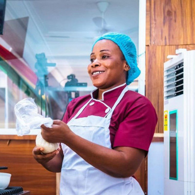 Μία σεφ μαγειρεύει αδιάκοπα πάνω από 110 ώρες για να σπάσει το παγκόσμιο ρεκόρ