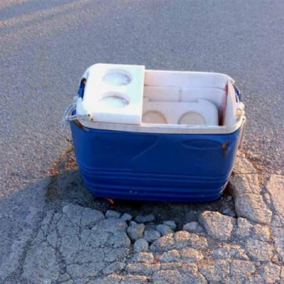 Εύβοια: Έκλεισαν λακκούβα στον δρόμο με φορητό ψυγειάκι