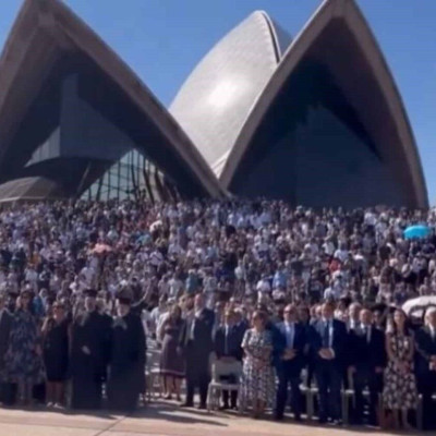 Αυστραλία: Οι Έλληνες της διασποράς τραγουδούν τον εθνικό ύμνο έξω από την όπερα του Σίδνεϊ