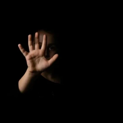 Πάτρα: Πατέρας και θείος ξυλοκόπησαν 15χρονο όταν τους είπε ότι είναι γκέι