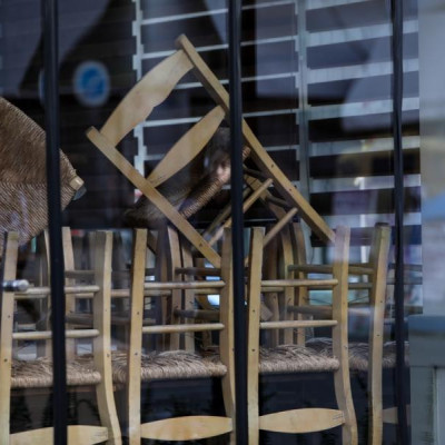 Βόλος: Επιδειξίας εισέβαλε σε κατάστημα εστίασης – Kυνήγησε εργαζόμενη