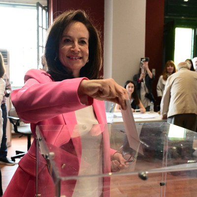 Ψηφοφορία από την υποψήφια πρόεδρο του ΠΑΣΟΚ - Κινήματος Αλλαγής Άννα Διαμαντοπούλου, στην Αθήνα, Κυριακή 6 Οκτωβρίου 2024. 
(ΤΑΤΙΑΝΑ ΜΠΟΛΑΡΗ/EUROKINISSI)