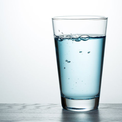 Έχετε στρες; Προσέξτε πόσο νερό πίνετε, συνιστούν οι επιστήμονες