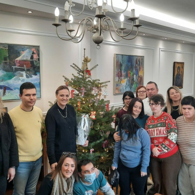 Τα παιδιά του ΚΔΑΠ ΜΕΑ Δήμου Σερρών στόλισαν τα χριστουγεννιάτικα δέντρα στο Δημαρχείο