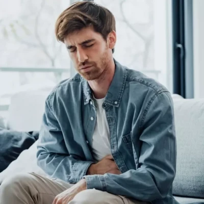 Ποιο πρόβλημα του παχέος εντέρου κρύβει ο επίμονος πόνος στην κοιλιά – Ο γαστρεντερολόγος απαντά