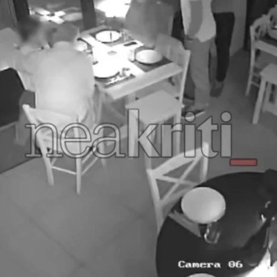 Αυγά, πέτρες και τραπέζια εναντίον του Μάκη Βορίδη στο Ηράκλειο – Κουκουλοφόροι εισέβαλαν σε εστιατόριο όπου δειπνούσε