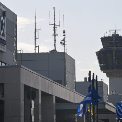 Μπλακ άουτ στα αεροδρόμια: Μαζική παρεμβολή σχεδόν σε όλες τις συχνότητες που εξυπηρετούν το FIR Αθηνών, λέει η ΥΠΑ