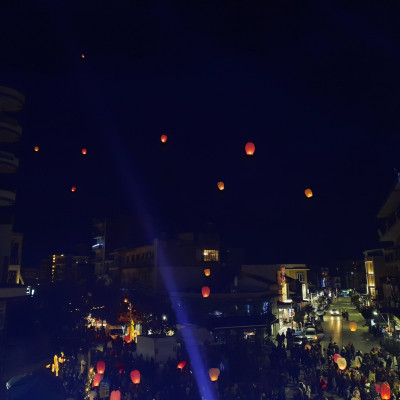 Πολιτεία των Ευχών: Εκατοντάδες φαναράκια φώτισαν τον ουρανό των Σερρών για καλό σκοπό