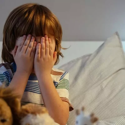 Πώς γεννιέται μια φοβία; Το αμφιλεγόμενο «πείραμα του μικρού Άλμπερτ» που έμεινε στην ιστορία της ψυχολογίας