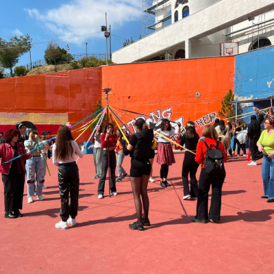 Μαθήτριες και μαθητές αναβιώνουν το «γαϊτανάκι» στην πλατεία Ελευθερίας