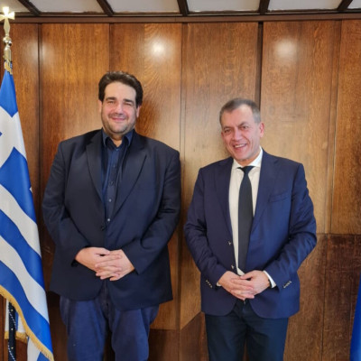 Παρέδωσε το e-Kouros ο Γιάννης Βρούτσης στον Υπουργό Εσωτερικών Θοδωρή Λιβάνιο