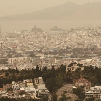 Αφρικανική σκόνη «σκεπάζει» τη χώρα - Ποιες περιοχές θα επηρεαστούν τις επόμενες ώρες