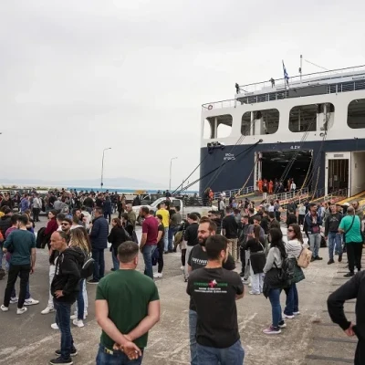 Μυτιλήνη: Κατάληψη καταπέλτη πλοίου από κτηνοτρόφους- Εκτός πλοίου οι μισοί επιβάτες, ΙΧ και φορτηγά