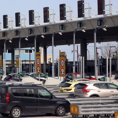 Kατά κύματα η επιστροφή των εκδρομέων του Πάσχα: Ουρές χιλιομέτρων στα διόδια Ελευσίνας