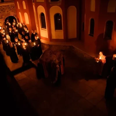 Ο εορτασμός του Πάσχα στο Άγιον Όρος με κατάνυξη, ευλάβεια και βυζαντινή λαμπρότητα