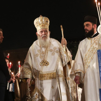 Κατανυκτική ατμόσφαιρα στην Ανάσταση σε όλη τη χώρα – Το μήνυμα Ιερώνυμου