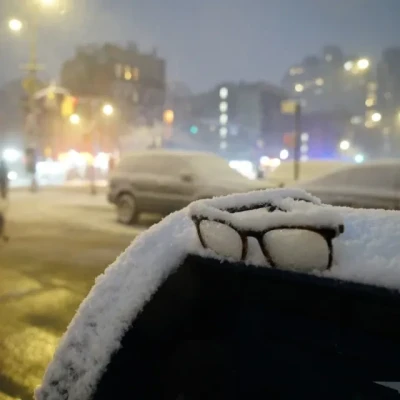 Η Νέα Υόρκη αντιμέτωπη με την ισχυρότερη χιονοθύελλα της 10ετίας: Ακυρώσεις πτήσεων, κλειστά σχολεία