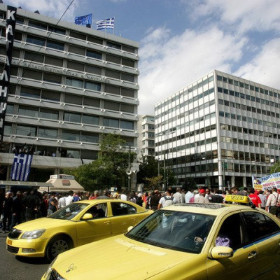 Ψήφισμα ΓΣΕΒΕΕ υπέρ των ΤΑΞΙ: Ζητά απόσυρση ρυθμίσεων για τις πλατφόρμες