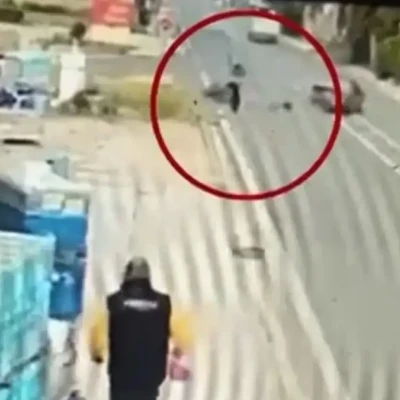 Σοβαρό τροχαίο στην Αρτέμιδα: Αυτοκίνητο μπήκε μπροστά σε μοτοσικλετιστή, τον εκσφενδόνισε και τον παράτησε αβοήθητο