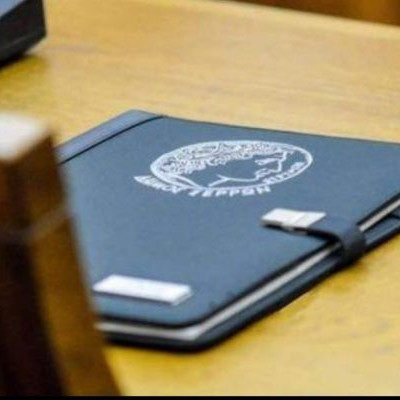 Apolitic: Δεν ανθίζουν όλα τα  λουλούδια  κάθε  εποχή...
