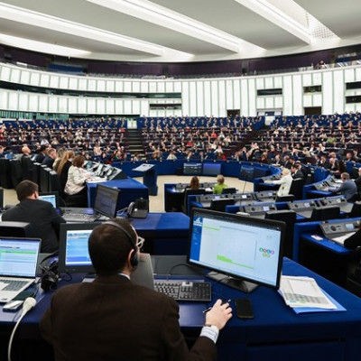 Εγκρίθηκε με ευρεία πλειοψηφία για ένα ασφαλέστερο ψηφιακό περιβάλλον για παιδιά και νέους