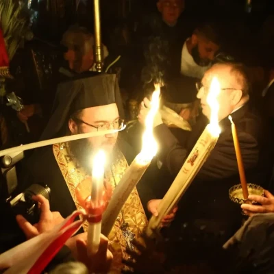 Εσβησε το κερί με το Άγιο Φως που κρατούσε ιερέας σε εκκλησία στην Εύβοια