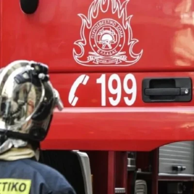 Φωτιά τώρα στα Σπάτα, καίγεται αποθήκη επιχείρησης