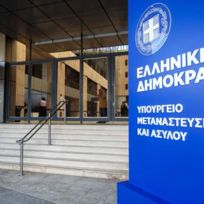 Συνεργασία του Υπουργείου Μετανάστευσης και Ασύλου με τις ΗΠΑ για την εντατικοποίηση των επιστροφών παράνομων μεταναστών