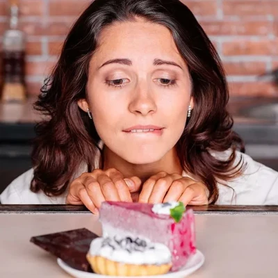 Πώς θα αντισταθούμε στον πειρασμό της ζάχαρης – Το κόλπο που προτείνει ψυχολόγος