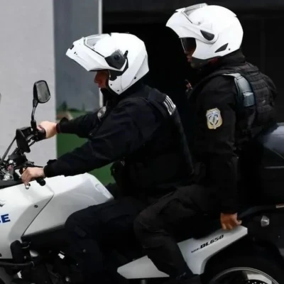 Χειροπέδες σε ανήλικους 14 και 16 ετών για επίθεση και κλοπή 20χρονης στην Ιερά Οδό