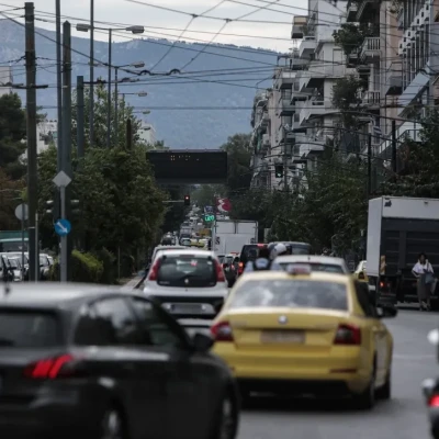 Οδηγός αυτοκινήτου κινείται στο αντίθετο ρεύμα κυκλοφορίας στη λεωφόρο Αλεξάνδρας