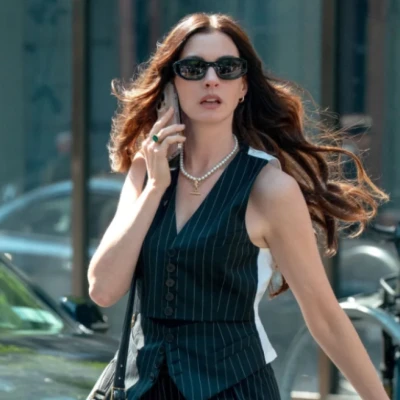Η Αν Χάθαγουεϊ για το αγαπημένο της outfit που... κόπηκε από το «Ο Διάβολος φοράει Prada 2»: Το είχα λατρέψει τόσο πολύ...