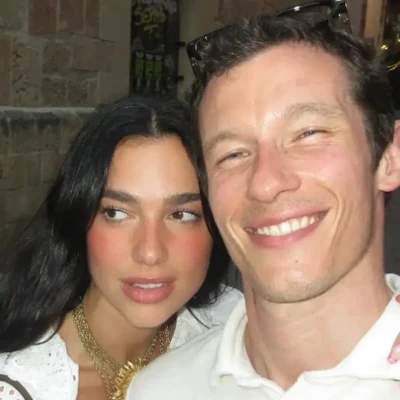 Η Dua Lipa και ο Callum Turner παντρεύτηκαν «κρυφά» στο Λονδίνο – Η εντυπωσιακή εμφάνιση της τραγουδίστριας με δημιουργία Schiaparelli