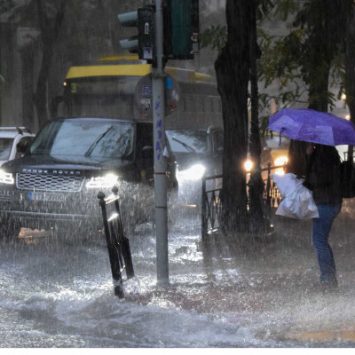 Καιρός αύριο: Βροχές, καταιγίδες και 8 μποφόρ – Πού θα πέσουν χιόνια