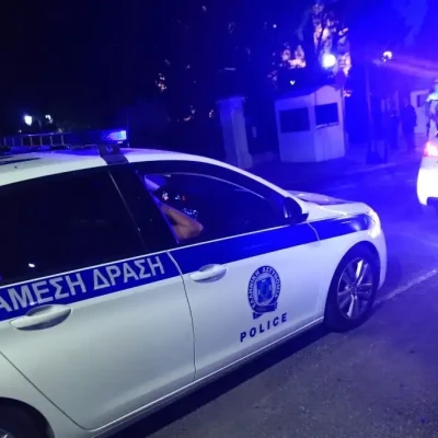 Πετρούπολη: 19χρονη εντοπίστηκε σε λεωφορείο από ζευγάρι ηλικιωμένων ημίγυμνη και σε σύγχυση – Μεταφέρθηκε στο νοσοκομείο