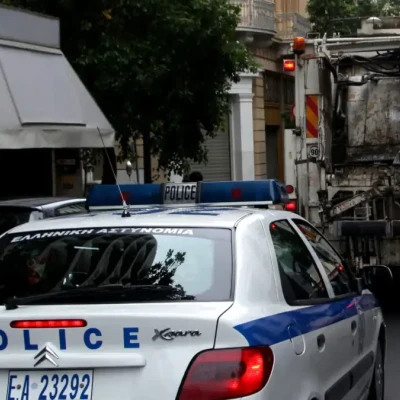 Θεσσαλονίκη: 58χρονος χρησιμοποιούσε το σήμα της ΕΛΑΣ για να πείσει πελάτες να αγοράσουν τους παράνομους συναγερμούς του
