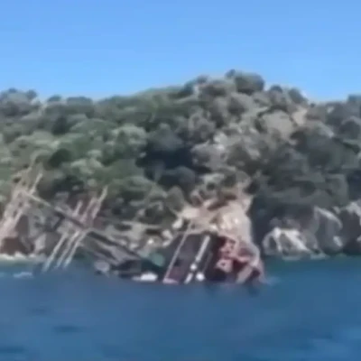 Τουρκία: Τουριστικό σκάφος βυθίστηκε στη Μαρμαρίδα – 148 επιβάτες βούτηξαν στη θάλασσα για να σωθούν